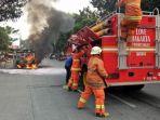 mobil-boks-terbakar.jpg
