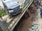 mobil-box-tabrak-beton-pembatas-jalan.jpg