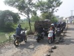 mobil-dan-motor-melintas-di-perbaikan-jalan-rusak-tangerang_20160906_135941.jpg
