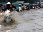 mobil-dan-motor-nekat-menerjang-banjir-bandung_20161104_092118.jpg