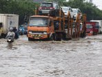 mobil-dan-motor-nekat-menerjang-banjir-bandung_20161104_092259.jpg
