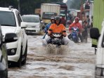 mobil-dan-motor-nekat-menerjang-banjir-bandung_20161104_092329.jpg
