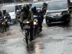 mobil-dan-motor-terjang-genangan-air-usai-hujan-di-jakarta_20160622_142212.jpg