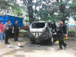 mobil-dibakar_20151207_184854.jpg