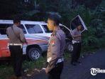 mobil-elf-terperosok-di-hutan.jpg