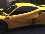 mobil-ferrari-488-mengalami-kerusakan-setelah-ditabrak-seorang-pemuda.jpg