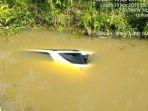 mobil-fortuner-kecelakaan-masuk-kanal.jpg