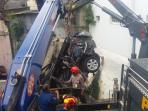 mobil-grand-livina-hitam-saat-sudah-muncul-dipermukaan-jalan-pasirkoja_20161025_145442.jpg