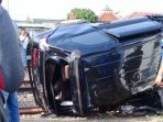 mobil-guru-tertabrak-kereta-api_20181030_090505.jpg