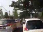 mobil-honda-brio-yang-menghalangi-sebuah-ambulans-di-jalan-raya-pemda.jpg
