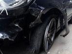 mobil-hyundai-tabrak-pengendara-vespa.jpg