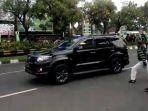 mobil-iring-iringan-kapolres-metro-bekasi-kota-jadi-sasaran-amuk-massa.jpg