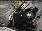 mobil-jatuh-dari-parkiran-lantai-2-timpa-rumah-warga-cakung-jakarta-timur_20180525_141503.jpg