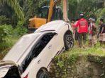 mobil-kasat-pol-pp-mamuju-tengah-masuk-kali-2.jpg