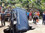 mobil-kijang-terperosok-ke-dalam-lubang-di-jalan-kaliwiro-wonosobo.jpg