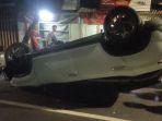 mobil-larasati-nugroho-terbalik.jpg