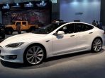 mobil-listrik-tesla-s-seharga-2-miliar-rupiah_20181017_183722.jpg