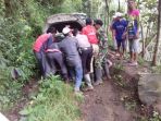 mobil-masuk-hutan_20170324_090405.jpg