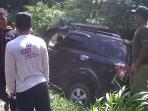 mobil-masuk-jurang_20161018_164615.jpg