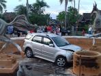 mobil-masuk-ke-dalam-kolam_20160207_180613.jpg