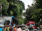 mobil-menabrak-pembatas-jalan-arteri-pondok-indah-nih4.jpg
