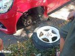 mobil-mengalami-lepas-ban-di-jalan-teuku-umar-112.jpg