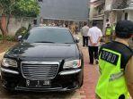 mobil-mewah-chrysler-300c-milik-penunggak-pajakjpeg.jpg