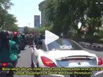 mobil-mewah-ditengah-aksi-demo-mahasiwa-surabaya.jpg