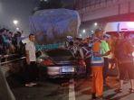 mobil-mewah-porsche-menabrak-bagian-belakang-truk-be.jpg