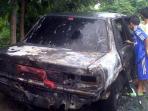 mobil-milik-perangkat-desa-hangus-dibakar_20150429_143312.jpg