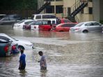 mobil-mobil-terendam-oleh-badai-harvey-yang-menyerang-houston-as_20170901_130120.jpg