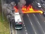 mobil-nekat-terobos-api.jpg
