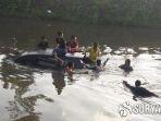mobil-nyebur-ke-sungai-7-penumpang-selamat.jpg