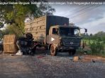 mobil-pengangkut-bebek-ringsek-terlibat-tabrakan-dengan-truk-bermuatan-amunisi-di-kediri_20181016_163704.jpg