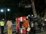 mobil-petugas-pemadam-kebakaran-jambi-terbalik.jpg