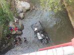 mobil-pikap-seruduk-motor-sebelum-terjun-ke-sungai-ciliwung-1-orang-tewas.jpg