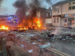 mobil-polisi-dibakar-selama-kekacauan-di-southport.jpg