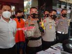 mobil-polisi-ditimbuk-batu.jpg
