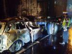 mobil-pribadi-beserta-pengemudinya-hangus-terbakar-12.jpg
