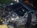 mobil-rusak-parah-ditabrak-ka-babaranjang.jpg