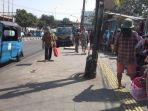 mobil-satpol-pp-parkir-di-trotoar_20170802_105210.jpg