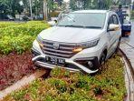 mobil-seruduk-taman.jpg