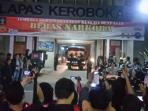 mobil-tahanan-masuk-ke-dalam-gedung-lapas-kerobokan_2_20160427_095324.jpg