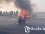 mobil-terbakar-di-Tuban.jpg