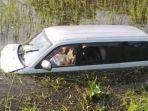 mobil-tercebur-di-rawa-di-kota-prabumulih.jpg