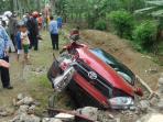 mobil-tercebur-selokan_20161117_232815.jpg<pf>mobil-tercebur-selokan_20161117_232840.jpg