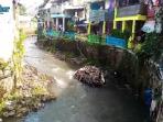 mobil-terdampar-di-sungai_20161110_120807.jpg