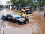 mobil-terendam-banjir-di-buncin-raya-jakarta_20210222_114204.jpg