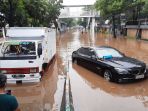 mobil-terendam-banjir-di-buncin-raya-jakarta_20210222_114731.jpg