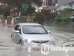 mobil-terendam-banjir-di-sidoarjo-minggu-2012019.jpg